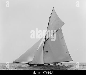 Ein Bild der Sloop Oweene-26, einer klassischen Segelyacht, die für ihr elegantes Design und ihre zuverlässige Leistung auf dem Wasser bekannt ist. Stockfoto