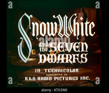 Ein Screenshot aus dem Trailer von Disney's Snow White and the Seven Dwarfs, dem ersten Zeichentrickfilm in Spielfilmlänge aus dem Jahr 1937. Das Bild spiegelt die bahnbrechende Animation und visuelle Erzählung der Zeit wider. Stockfoto