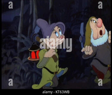 Ein Screenshot aus dem Trailer von Disney's Snow White aus dem Jahr 1937, der legendäre Szenen aus dem Zeichentrickfilm zeigt und den frühen Animationsstil zeigt. Stockfoto