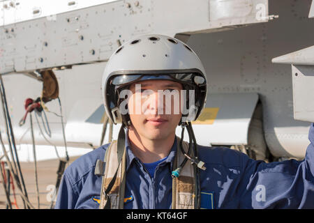 Militärpilot im Helm steht in der Nähe von Jet-Flugzeug Stockfoto