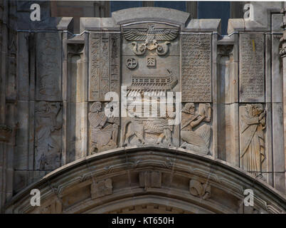 Das Basrelief auf der linken Seite der Sterling Library zeigt komplizierte skulpturale Details, die ein Schlüsselbeispiel für architektonische Ornamente in Universitätsgebäuden darstellen. Stockfoto