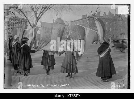 Dieses Bild zeigt die Suffragetten im Weißen Haus und unterstreicht ihren Aktivismus im frühen 20. Jahrhundert, als sie für das Wahlrecht der Frauen in den Vereinigten Staaten kämpften. Stockfoto