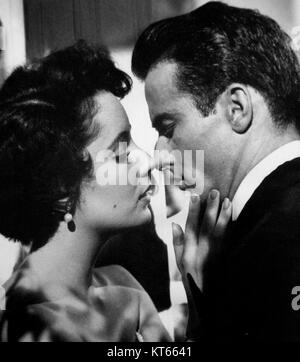 Dieser Film aus „A Place in the Sun“ zeigt Taylor und Clift in einem amerikanischen Romantik-Drama aus dem Jahr 1951. Der Film beschäftigt sich mit Themen wie Liebe, Eifersucht und moralische Dilemmas, mit herausragenden Darbietungen seiner Hauptdarsteller. Stockfoto