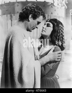 Der Film *Cleopatra* aus dem Jahr 1963 mit Elizabeth Taylor und Richard Burton ist ein historisches Epos, das das Leben der Königin von Ägypten mit einem Schwerpunkt auf ihren Beziehungen zu Julius Cäsar und Mark Antonius darstellt. Stockfoto
