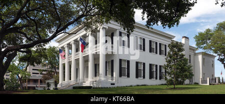 Das Texas Governor's Mansion, fotografiert von Highsmith, ist ein ikonisches Gebäude in Austin, Texas. Es dient als offizielle Residenz des Gouverneurs des Staates und ist ein bedeutendes historisches Wahrzeichen, das die Architektur des 19. Jahrhunderts und die politische Geschichte des Staates zeigt. Stockfoto