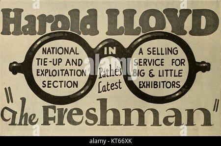 Die Erstlingswerbung ist ein Werbematerial für den Stummfilm The Freshman aus dem Jahr 1925 mit Harold Lloyd. Der Werbespot beleuchtet die komödiantischen Aspekte des Films und seinen Platz im frühen Hollywood-Kino, wobei er sich auf Lloyds physischen Humor und den Einfluss des Films auf das Comedy-Genre konzentriert. Stockfoto