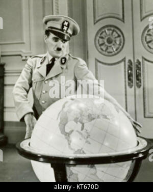Das Bild zeigt ein ausgeschnittenes Stillbild aus Charlie Chaplins Film der große Diktator aus dem Jahr 1940, eine satirische Komödie über den Aufstieg des Faschismus und die Gefahren der Diktatur. Die Szene zeigt Chaplins Darstellung eines Diktators, eine Rolle, die Adolf Hitler parodiert und das politische Klima der Zeit widerspiegelt. Stockfoto