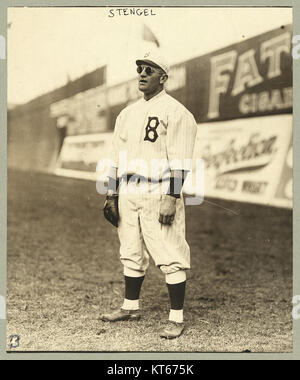 Die Bibliothek des Kongresses - (Casey Stengel, full-length Portrait, mit Sonnenbrille, während der Wiedergabe outfield für die Brooklyn Dodgers) Stockfoto