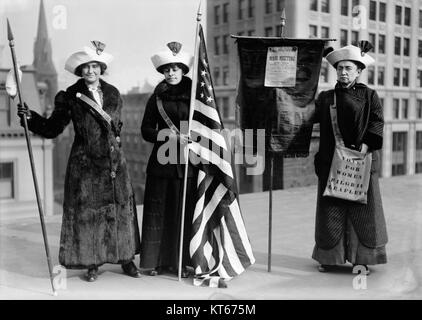 Die Library of Congress beherbergt ein ikonisches Foto mit Suffragetten, die eine Flagge halten. Das Bild fängt einen entscheidenden Moment in der Frauenwahlrechtsbewegung in den Vereinigten Staaten ein, die eine Schlüsselrolle bei der Sicherung des Wahlrechts für Frauen spielte. Dieses historische Bild ist Teil der umfangreichen Sammlung der Bibliothek, die soziale Bewegungen und die amerikanische Geschichte dokumentiert. Stockfoto