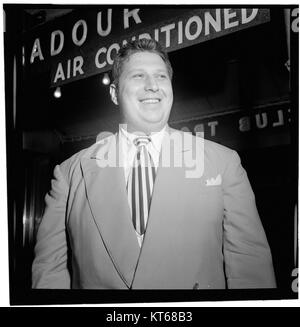 Tiny Kahn war in den 1940er Jahren ein Jazz-Schlagzeuger Dieses Foto, das um September 1947 in New York von William P. Gottlieb aufgenommen wurde, fängt Kahn während einer Aufführung ein und hebt seine Rolle in der Jazzszene hervor. Stockfoto