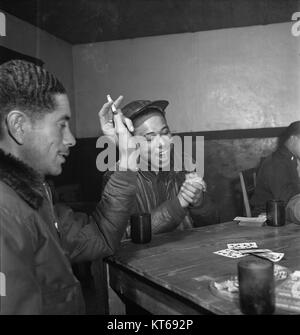 Ein historisches Bild der Tuskegee Airmen, die Karten in ihrem Offiziersklub spielen, spiegelt Momente der Kameradschaft unter diesen Pionieren afroamerikanischen Militärfliegern während des Zweiten Weltkriegs wider Stockfoto