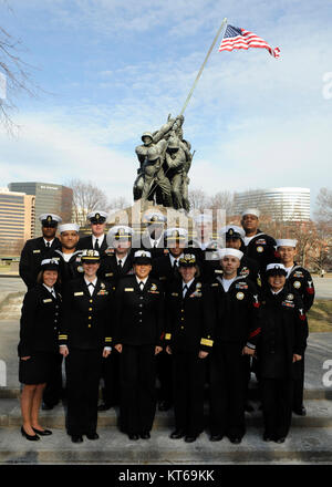 US Navy 100113-N -0555 B-833 hinten Adm. Robin L. Graf, vorne in der Mitte der Zeile, stellvertretender Kommandant der Marine-einziehende Befehl, Stockfoto