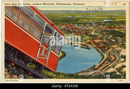Ein Panoramablick vom Hang am Lookout Mountain in Chattanooga, Tennessee. Die Szene fängt die malerische Schönheit des Berges und der umliegenden Landschaft ein und bietet einen atemberaubenden ausblick. Stockfoto