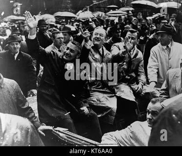 Virgil Grissom und John Young, die Astronauten der NASA, nahmen an einer Parade Teil und stellten ihre Leistungen vor. Die Veranstaltung fand wahrscheinlich nach ihren bedeutenden Beiträgen zum US-Raumfahrtprogramm statt. Stockfoto