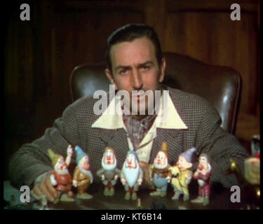 Ein Screenshot aus dem Trailer von Walt Disneys „Schneewittchen und die sieben Zwerge“ aus dem Jahr 1937, dem ersten animierten Spielfilm in voller Länge, der legendäre Momente aus dem bahnbrechenden Film zeigt. Stockfoto