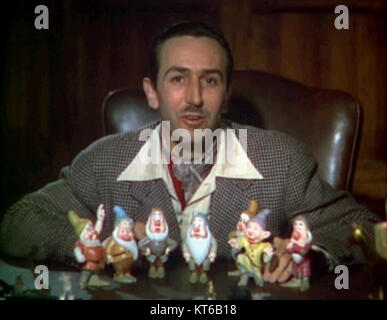 Dieser Screenshot aus dem Trailer von Walt Disneys Zeichentrickfilm *Schneewittchen und die sieben Zwerge* aus dem Jahr 1937 zeigt einen Moment aus dem legendären Film, einem wichtigen Meilenstein in der Animationsgeschichte. Stockfoto