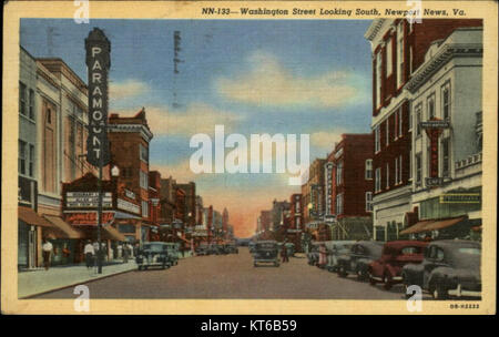 Dieses Bild zeigt die Washington Avenue, eine Straße in den Vereinigten Staaten, in den 1940er Jahren und zeigt ihre Architektur, Fahrzeuge und das Straßenleben aus dieser Zeit. Stockfoto