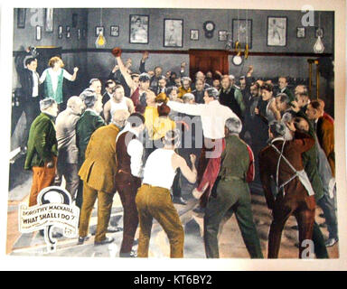 „Was soll ich tun?“ Ist eine Foyerkarte aus dem Film von 1923, die einen ikonischen Moment aus dem Kino des frühen 20. Jahrhunderts darstellt und die Entwicklung des Filmmarketings und der Werbung veranschaulicht. Stockfoto