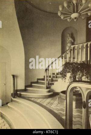 Das Whitney Museum of American Art in New York City ist bekannt für seine Sammlung amerikanischer Kunst. Die Treppe des Museums ist ein herausragendes Merkmal des architektonischen Designs und trägt zu seiner modernen Ästhetik bei. Stockfoto