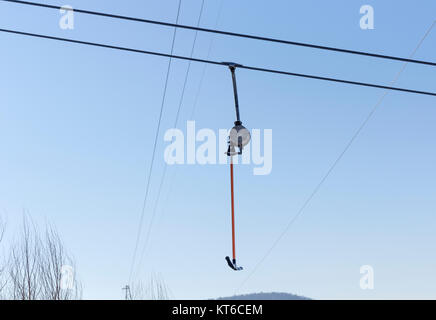 Snowboarder mit einer Fläche Aufzug auf der Piste. Stockfoto