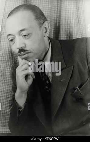 Dieses Foto von Carl Van Vechten fängt den bekannten amerikanischen Komponisten William Grant still ein, der für seine Beiträge zur klassischen Musik und seine Rolle in der Harlem Renaissance bekannt ist. Das Foto zeigt seinen kulturellen und künstlerischen Einfluss. Stockfoto