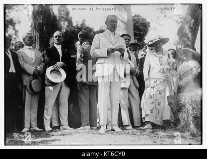 Dieses Foto zeigt Präsident Wilson in Mount Vernon, Virginia, der historischen Heimat von George Washington. Mount Vernon ist ein bekanntes Wahrzeichen der US-Geschichte und dient als Museum und Bildungsstätte. Wilsons Besuch symbolisiert die dauerhafte Verbindung zwischen vergangener und gegenwärtiger US-Führung. Stockfoto
