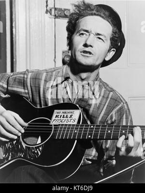 Woody Guthrie, ein legendärer amerikanischer Folk-Musiker, ist in *NYWTS* (New York World-Telegram and Sun) zu sehen. Guthrie wird für seine Beiträge zur amerikanischen Musik und sozialen Bewegungen gefeiert. Stockfoto