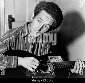 Woody Guthrie war ein US-amerikanischer Folk-Sänger und Songwriter, bekannt für seine kraftvollen politischen und sozialen Botschaften, insbesondere durch Songs wie This Land Is Your Land. Stockfoto