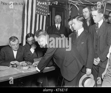 Junge Männer die Registrierung für die Wehrpflicht, New York City, 5. Juni 1917 Stockfoto