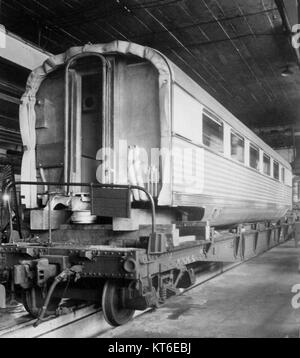 Dieses historische Bild aus dem Jahr 1935 zeigt einen Zephyr-Bus, der auf einem Plattcar transportiert wird, was die Anfänge der Überlandbahn in den Vereinigten Staaten widerspiegelt. Die Zephyr-Züge waren für ihr modernes Design und ihre Geschwindigkeit legendär. Stockfoto