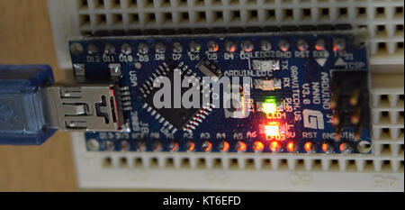 Das Arduino Nano V3.0 ist eine kleine, kompakte Mikrocontrollerplatine auf Basis des ATmega328P. Es wird aufgrund seiner Vielseitigkeit und Benutzerfreundlichkeit häufig in Elektronik- und Robotikprojekten eingesetzt. Die Platine verfügt über digitale E/A-Stifte und analoge Eingänge und wird über USB oder externe Stromquellen versorgt. Stockfoto