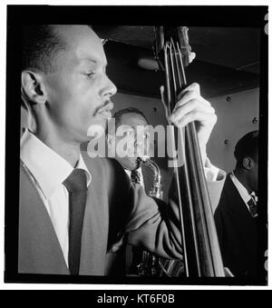 (Porträt von Charlie Parker, Tommy Potter, drei Zweien, New York, N.Y., Ca. 12.08.1947) (4843140637) Stockfoto