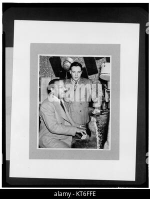 Dieses Foto zeigt Count Basie und Bob Crosby, zwei prominente Jazzmusiker, im Howard Theater in Washington, D.C. um 1941. Das Bild fängt einen historischen Moment der Jazzgeschichte ein. Stockfoto