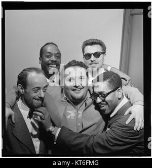 (Porträt von Dave Lambert, John Simmons, Chubby Jackson, George Handlich, und Dizzy Gillespie, William P., New York, N.Y., Ca. Juli 1947) (5019792665) Stockfoto