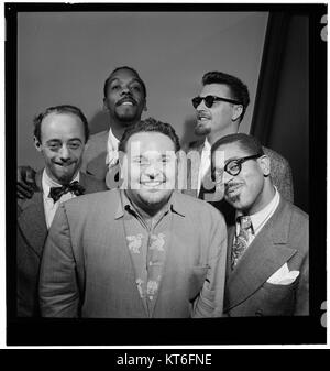 (Porträt von Dave Lambert, John Simmons, Chubby Jackson, George Handlich, und Dizzy Gillespie, William P., New York, N.Y., Ca. Juli 1947) (5354783200) Stockfoto