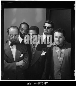 (Porträt von Dave Lambert, John Simmons, Dizzy Gillespie, George Handlich, und Chubby Jackson, William P., New York, N.Y., Ca. Juli 1947) (5354783748) Stockfoto