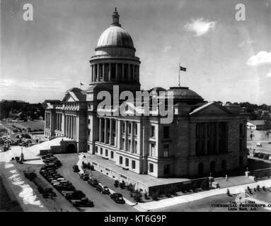 Das Arkansas State Capitol, das 1941 eingenommen wurde, ist ein ikonisches Gebäude in Little Rock, das für seine neoklassizistische Architektur und politische Bedeutung im Bundesstaat Arkansas bekannt ist. Stockfoto