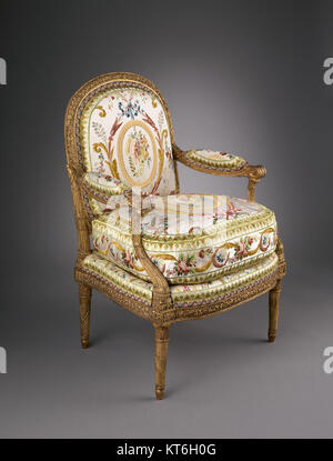 Ein Sessel, auch bekannt als *fauteuil à la reine*, ein elegantes Stück französischer Möbel aus dem 18. Jahrhundert, Teil der Sammlung des Metropolitan Museum of Art. Stockfoto
