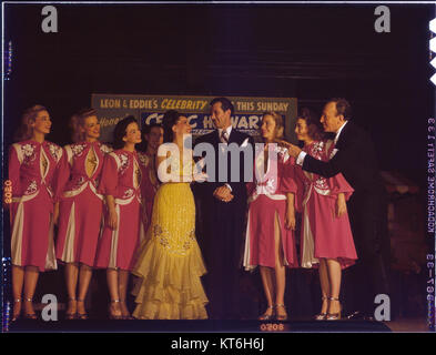 (Porträt von Eddie Davis und Sherry Britton, Leon und Eddie's, New York, N.Y., Ca. Juli 1948) (5268916977) Stockfoto