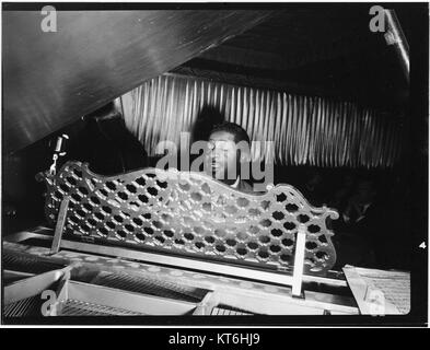 (Porträt von Erroll Garner, New York, N.Y., zwischen 1946 und 1948) (4976466693) Stockfoto