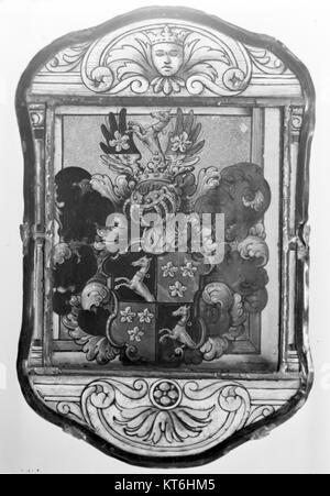 Diese Wappentafel, die in der MET-Kollektion ausgestellt ist, zeigt komplizierte heraldische Designs und Wappen, die Adelsfamilien oder königliche Familien darstellen. Das Stück zeigt die reiche Tradition von Heraldik und edlen Insignien. Stockfoto