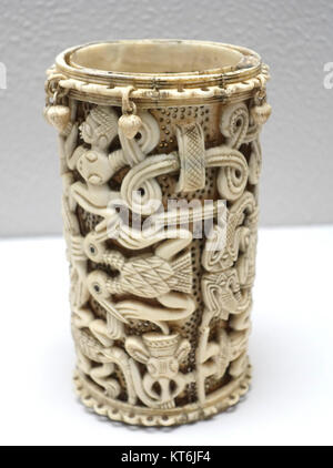 Diese Elfenbeinarmband aus dem 18. Jahrhundert von den Owo aus der Yoruba-Kultur ist ein bedeutendes Stück afrikanischer Kunst. Sie ist im Ethnologischen Museum in Berlin ausgestellt und spiegelt die reichen kulturellen und künstlerischen Traditionen der Yoruba wider. Stockfoto