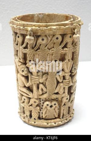 Eine Elfenbeinarmband aus Owo, Yoruba, aus dem 18. Jahrhundert, untergebracht im Ethnologischen Museum in Berlin. Es ist ein bedeutendes Artefakt, das die Handwerkskunst der Yoruba repräsentiert. Stockfoto