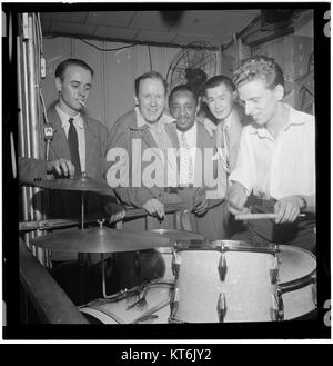 Dieses Porträt zeigt Harry Lim, Yannich Bruynoche und Joe Thomas auf einem Foto aus den 1940er Jahren, das in New York aufgenommen wurde. Das Foto war wahrscheinlich mit der ikonischen Rattenfänger-Performance oder verwandten musikalischen Ereignissen verbunden. Stockfoto