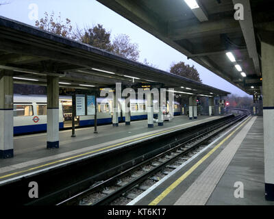 Ein Foto von Arnos Grove, aufgenommen am 16. November 2012. Das Bild zeigt die architektonischen Merkmale und die umgebende Landschaft dieses bemerkenswerten Ortes in Großbritannien. Stockfoto