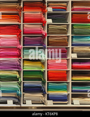 Bunte pashmina Schals auf dem Regal im Store Stockfoto