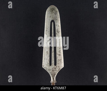 Diese japanische Pfeilspitze aus dem 18. Jahrhundert, bekannt als „YanonÄ“, ist aus Stahl gefertigt und hat eine Länge von ca. 13,375 cm. Er hat eine Kopflänge von 4,875 Zoll und eine Breite von 1 Zoll und ein Gewicht von 1,6 Unzen. Das Stück ist Teil der Sammlung des Metropolitan Museum of Art, Zugangsnummer 32.75.420. Stockfoto