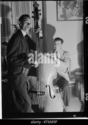 Joe Marsala und Tommy Potter, bekannte Jazzmusiker, werden zusammen in der türkischen Botschaft in Washington, D.C. in den 1930er Jahren gezeigt Dieses Foto fängt den kulturellen Austausch während der Ära ein und unterstreicht die Bedeutung des Jazz in der globalen Diplomatie. Stockfoto