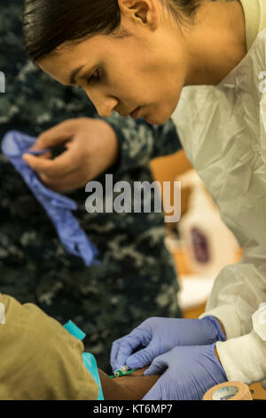 Spc. Tracy Ortiz, 7417Th Truppe Medizinische Klinik, zieht Blut während der Soldat Bereitschaft Verarbeitung am Fort Belvoir Community Hospital, 10.12.2017. Der 7417Th Truppe Medizinische Klinik ist eine der vielen Einheiten, die Armee finden Medizinische Befehl fallen. Mehr als 20.000 ARMEDCOM Soldaten sind in Unterstützung des Konus und OCONUS Missionen seit 9/11 mobilisiert. (U.S. Armee Stockfoto