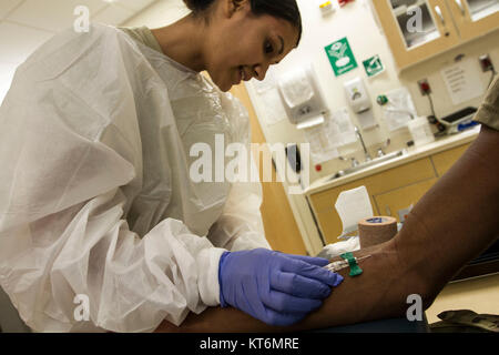 Spc. Tracy Ortiz, 7417Th Truppe Medizinische Klinik, zieht Blut während der Soldat Bereitschaft Verarbeitung am Fort Belvoir Community Hospital, 10.12.2017. Der 7417Th Truppe Medizinische Klinik ist eine der vielen Einheiten, die Armee finden Medizinische Befehl fallen. ARMEDCOM bietet Mobilisierung und Bereitstellung von Unterstützung für aktive militärische Anlagen zur Behandlung und Eventualverbindlichkeiten und gleichzeitig die Gesundheitsversorgung unterfinanziert Gemeinschaften innerhalb der Vereinigten Staaten durch die Innovativen DOD Readiness Training Programm. (U.S. Armee Stockfoto